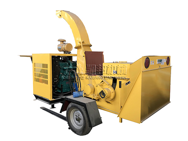 Mobile wood chipper machine